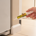 Aplicando gel detras del refrigerador